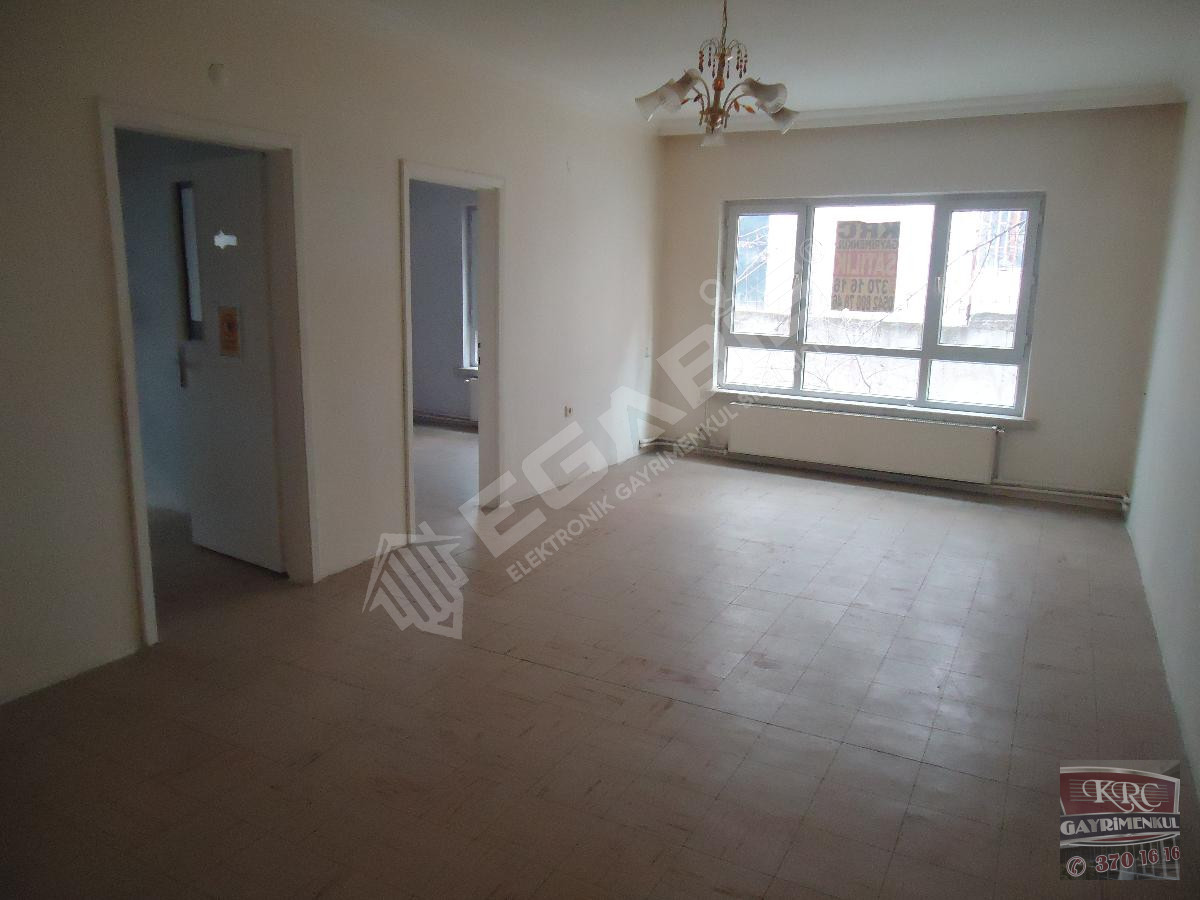 KRC'DEN ABDÜLHAKHAMİT CADDESİNDE GİRİŞ KAT 3+1 SATILIK DAİRE - 5
