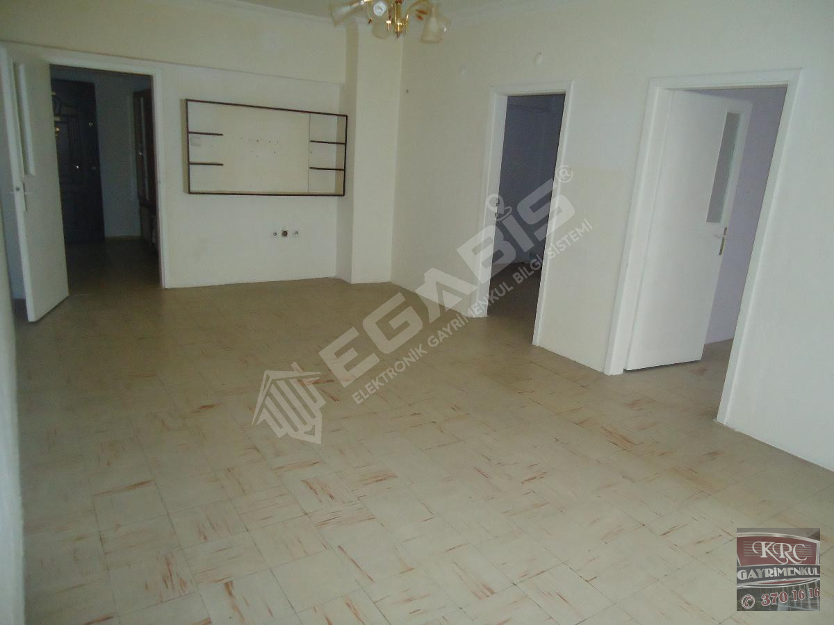 KRC'DEN ABDÜLHAKHAMİT CADDESİNDE GİRİŞ KAT 3+1 SATILIK DAİRE - 6