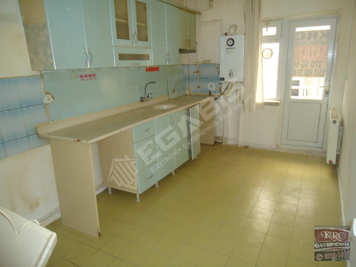 KRC'DEN ABDÜLHAKHAMİT CADDESİNDE GİRİŞ KAT 3+1 SATILIK DAİRE