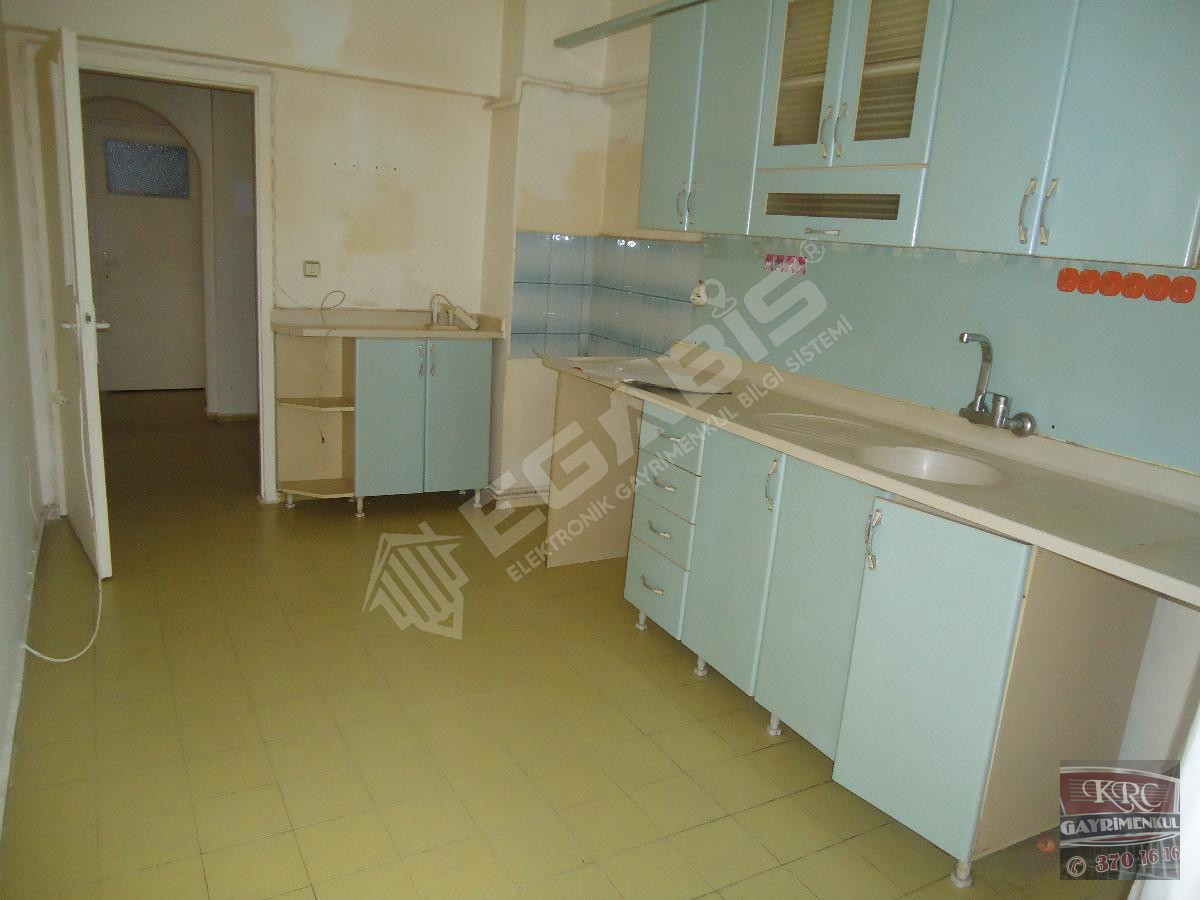 KRC'DEN ABDÜLHAKHAMİT CADDESİNDE GİRİŞ KAT 3+1 SATILIK DAİRE - 10