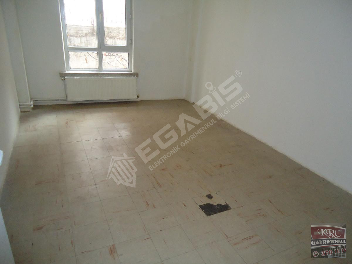 KRC'DEN ABDÜLHAKHAMİT CADDESİNDE GİRİŞ KAT 3+1 SATILIK DAİRE - 11