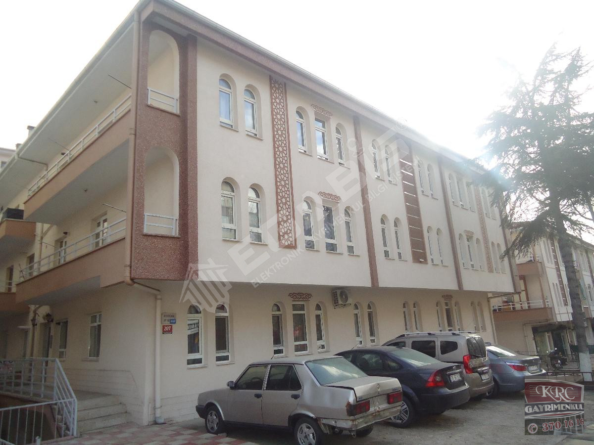 KRC'DEN ABDÜLHAKHAMİT CADDESİNDE GİRİŞ KAT 3+1 SATILIK DAİRE - 14